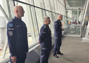 uroczyste pożegnanie funkcjonariuszy wylatujących do Kosowa.
