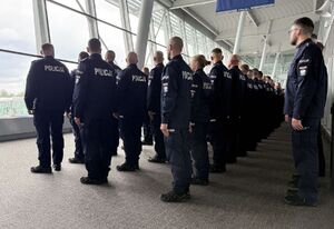 uroczyste pożegnanie funkcjonariuszy wylatujących do Kosowa.