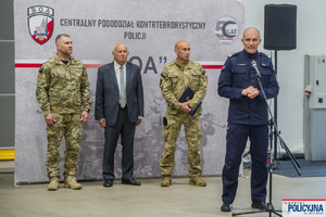 I zastępca Komendanta Głównego Policji stoi z dowódcą BOA i dwoma innymi mężczyznami.