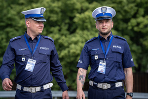 Policjanci i obserwatorzy, a także kadra kierownicza podczas konkurencji w finale konkursu „Policjant Ruchu Drogowego”.