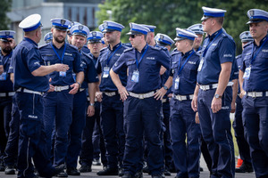 Policjanci i obserwatorzy, a także kadra kierownicza podczas konkurencji w finale konkursu „Policjant Ruchu Drogowego”.