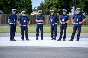 Policjanci i obserwatorzy, a także kadra kierownicza podczas konkurencji w finale konkursu „Policjant Ruchu Drogowego”.