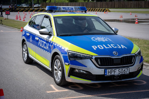 Policjanci i obserwatorzy, a także kadra kierownicza podczas konkurencji w finale konkursu „Policjant Ruchu Drogowego”.
