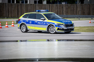 Policjanci i obserwatorzy, a także kadra kierownicza podczas konkurencji w finale konkursu „Policjant Ruchu Drogowego”.