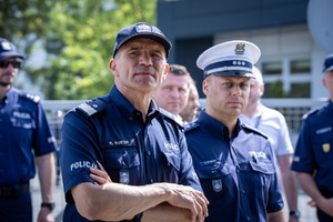 Policjanci i obserwatorzy, a także kadra kierownicza podczas konkurencji w finale konkursu „Policjant Ruchu Drogowego”.