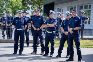 Policjanci i obserwatorzy, a także kadra kierownicza podczas konkurencji w finale konkursu „Policjant Ruchu Drogowego”.