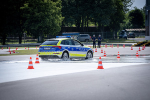 Policjanci i obserwatorzy, a także kadra kierownicza podczas konkurencji w finale konkursu „Policjant Ruchu Drogowego”.