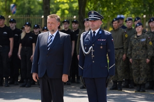 Minister spraw wewnętrznych i administracji stoi obok policjanta podczas uroczystego zakończenia konkursu Policjant ruchu drogowego.