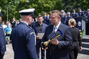 Policjanci i zaproszeni goście podczas uroczystego zakończenia konkursu "Policjant ruchu drogowego".