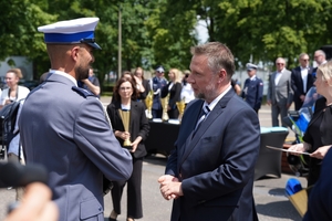 Policjanci i zaproszeni goście podczas uroczystego zakończenia konkursu "Policjant ruchu drogowego".