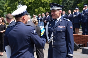 Policjanci i zaproszeni goście podczas uroczystego zakończenia konkursu "Policjant ruchu drogowego".