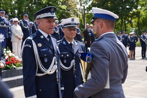 Policjanci i zaproszeni goście podczas uroczystego zakończenia konkursu "Policjant ruchu drogowego".