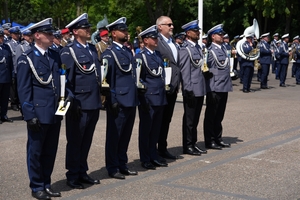 Policjanci i zaproszeni goście podczas uroczystego zakończenia konkursu "Policjant ruchu drogowego".