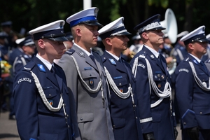 Policjanci i zaproszeni goście podczas uroczystego zakończenia konkursu "Policjant ruchu drogowego".