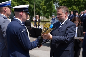 Policjanci i zaproszeni goście podczas uroczystego zakończenia konkursu "Policjant ruchu drogowego".