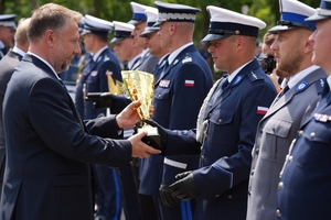 Policjanci i zaproszeni goście podczas uroczystego zakończenia konkursu "Policjant ruchu drogowego".