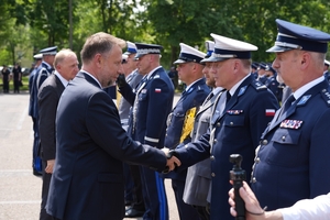 Policjanci i zaproszeni goście podczas uroczystego zakończenia konkursu "Policjant ruchu drogowego".