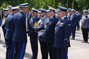 Policjanci i zaproszeni goście podczas uroczystego zakończenia konkursu "Policjant ruchu drogowego".