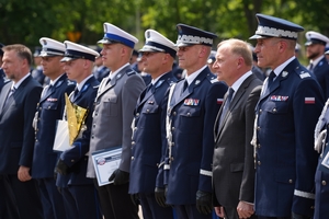 Policjanci i zaproszeni goście podczas uroczystego zakończenia konkursu "Policjant ruchu drogowego".
