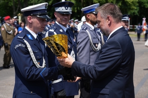 Policjanci i zaproszeni goście podczas uroczystego zakończenia konkursu Policjant ruchu drogowego.