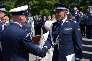 Policjanci i zaproszeni goście podczas uroczystego zakończenia konkursu Policjant ruchu drogowego.