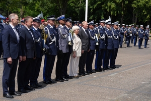 Policjanci i zaproszeni goście podczas uroczystego zakończenia konkursu Policjant ruchu drogowego.