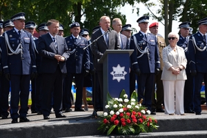 Policjanci i zaproszeni goście podczas uroczystego zakończenia konkursu Policjant ruchu drogowego.