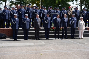 Policjanci i zaproszeni goście podczas uroczystego zakończenia konkursu Policjant ruchu drogowego.