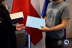 Przekazywanie do rąk funkcjonariusza dyplomu.