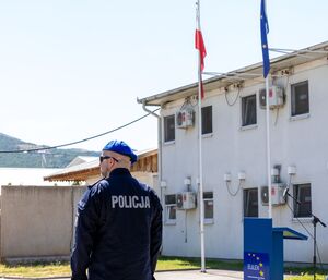 Uroczyste przekazanie flagi państwowej w Jednostce Specjalnej Polskiej Policji w Kosowie