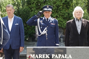 I Zastępca Komendanta Głównego Policji nadinsp. Roman Kuster i dwaj mężczyzna składają hołd.