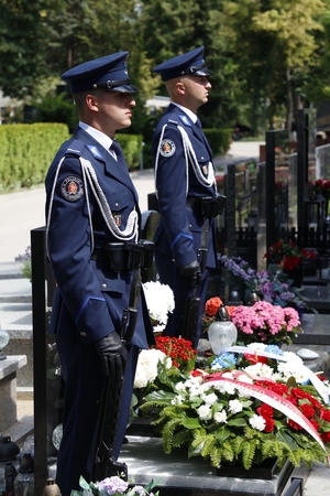 Dwaj policjanci przy grobie gen. Marka Papały.