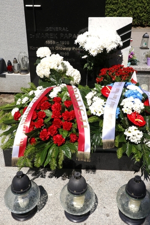 Wieńce i znicz na grobie generała Papały.