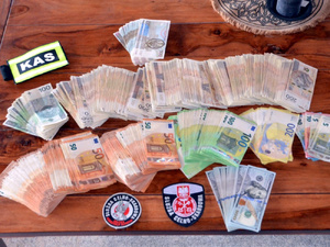 Na blacie stołu leżą banknoty pieniędzy.