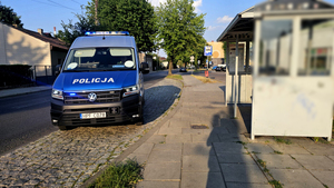 Radiowóz stoi przy przystanku autobusowym.