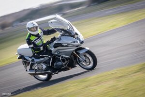 Policjant na motorze w trakcie ćwiczeń.