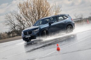 Policjanci w BMW podczas ćwiczeń.