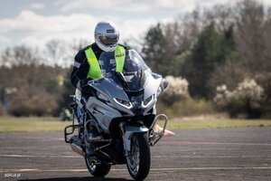 Policjant na motorze podczas ćwiczeń.