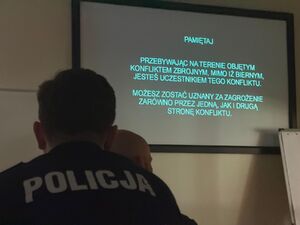 Policjant na sali podczas specjalistycznego szkolenia.