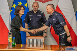Wicedyrektor BRD KGP i szefowa CUPT ściskają sobie dłonie podczas spotkania.