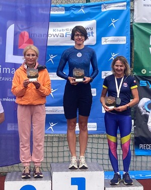 Trzy kobiety na podium.