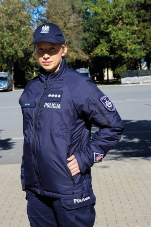 Policjantka w nowym umundurowaniu. Na głowie ma czapkę typu bejsbolówka.
