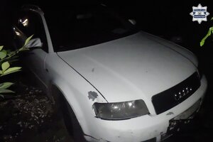 Samochód marki Audi w kolorze białym.