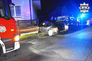 Miejsce zdarzenia - widoczne auto, które wjechało w ogrodzenie posesji.
