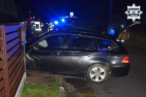 Miejsce zdarzenia - widoczne auto, które wjechało w ogrodzenie posesji.
