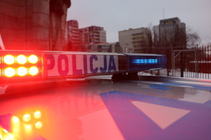 Sygnalizator z napisem Policja na dachu radiowozu.
