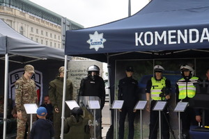 Zdjęcie przedstawia różne typy umundurowania na stoisku Biura Logistyki Policji KGP
