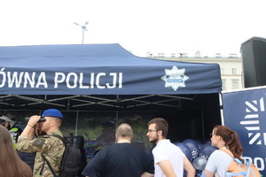 Zdjęcie przedstawia zainteresowanych przy stoisku Biura Logistyki Policji KGP