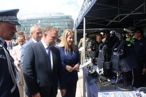 Zdjęcie przedstawia Ministra Spraw Wewnętrznych i Administracji oraz Komendanta Głównego Policji przy stoisku Biura Logistyki Policji KGP