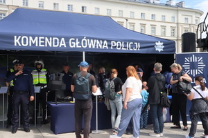 Zdjęcie przedstawia zainteresowanych przy stoisku Biura Logistyki Policji KGP